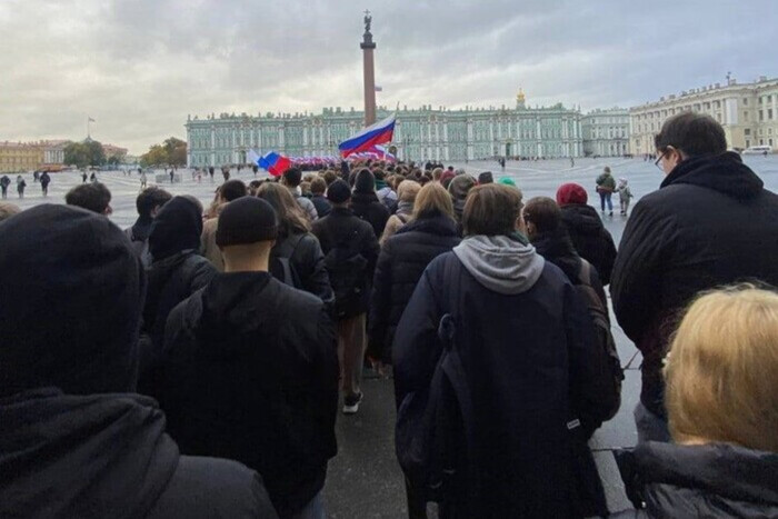 Обратно в СССР: в РФ пропагандисты выгнали детей на площадь с плакатами «за Путина»