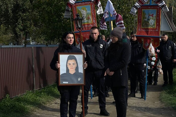 Убивство патрульної: на Буковині попрощалися з Таїсією Татарин (фото) 