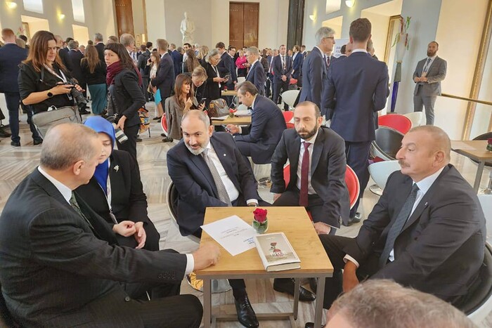 Історичні фото: Ердоган, Алієв та Пашинян зустрілися у Празі