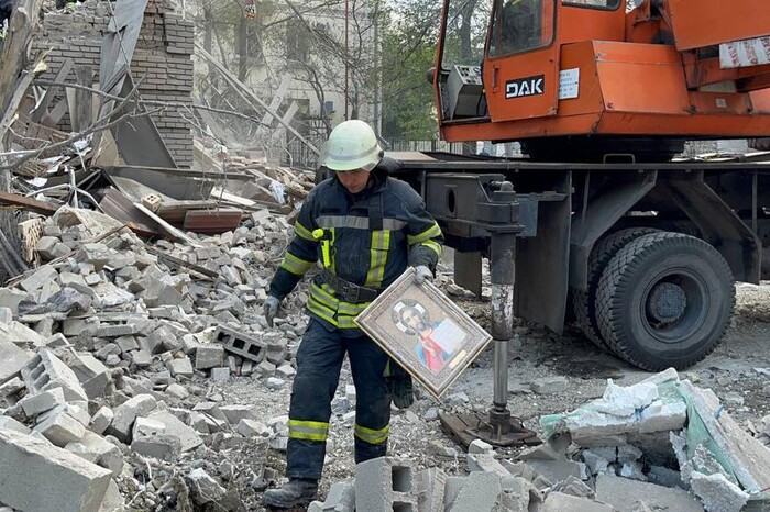 Фото дня: рятувальник виносить ікону з руїн після ракетного удару по Запоріжжі 