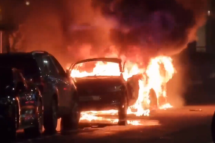 Чоловік підпалив дві машини у Москві та викрикував антивоєнні гасла (фото)