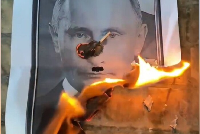 Тюрма, трибунал і полум'яний флешмоб: які привітання Путін отримав на ювілей (фото, відео) 