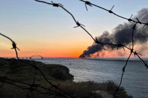 Над Кримським мостом підіймається стовп вогню та диму