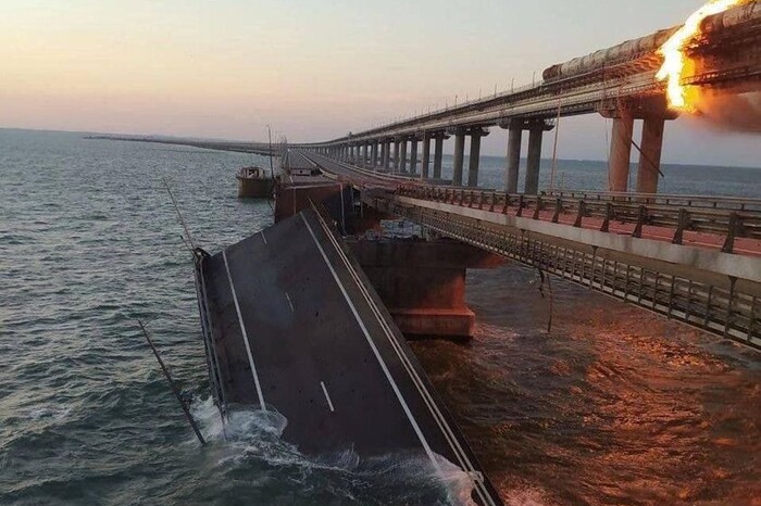 На Кримському мосту зруйнована автосмуга та залізнична гілка (фото)
