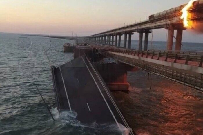 После взрыва Крымский мост частично обрушился