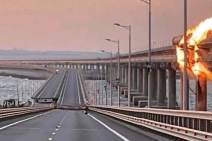 В результате взрыва на Крымском мосту разрушена автополоса и железнодорожная ветка