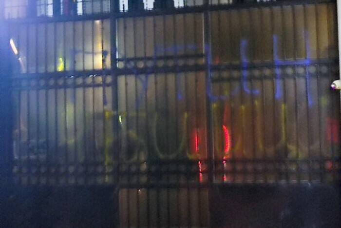 На заборе посольства появилась надпись «путин убийца»