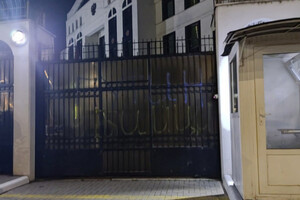 Невідомі написали на паркані російського посольства «Путін вбивця»