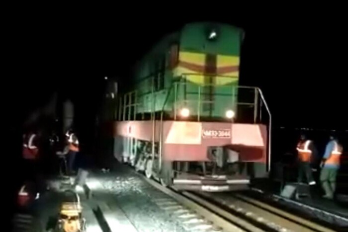 Росія відновлює рух поїздів по Кримському мосту (відео)