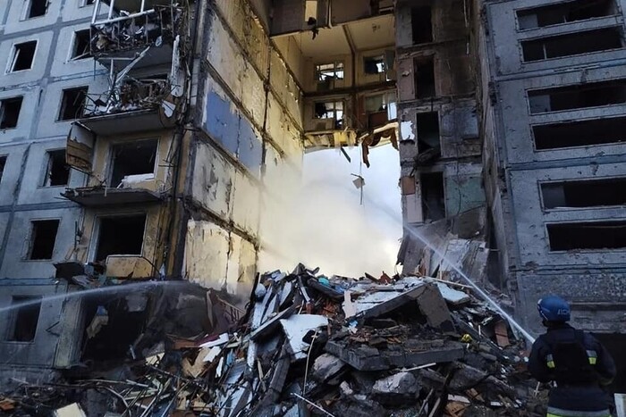 Ракетный удар по Запорожью: страшные кадры разрушений