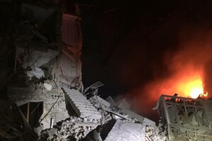 Рашисти зруйнували багатоповерхівку в Запоріжжі