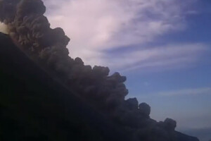 На італійському острові прокинувся потужний вулкан (відео)