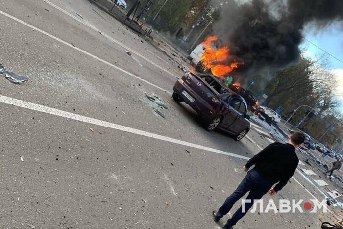 Удар по Києву: над столицею піднімається дим, горять авто (відео)