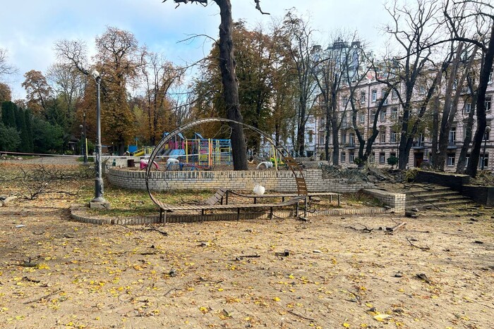 Удар по Києву: рашисти знищили дитячий майданчик (фото, відео)
