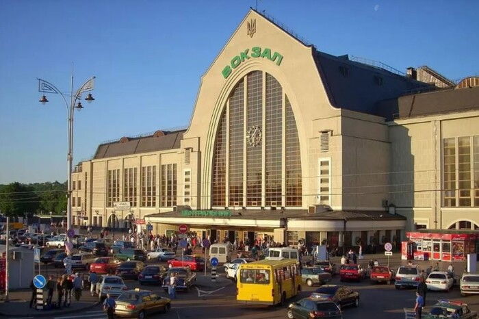 Рашисти пошкодили залізничний вокзал у Києві: як здійснюється рух поїздів 