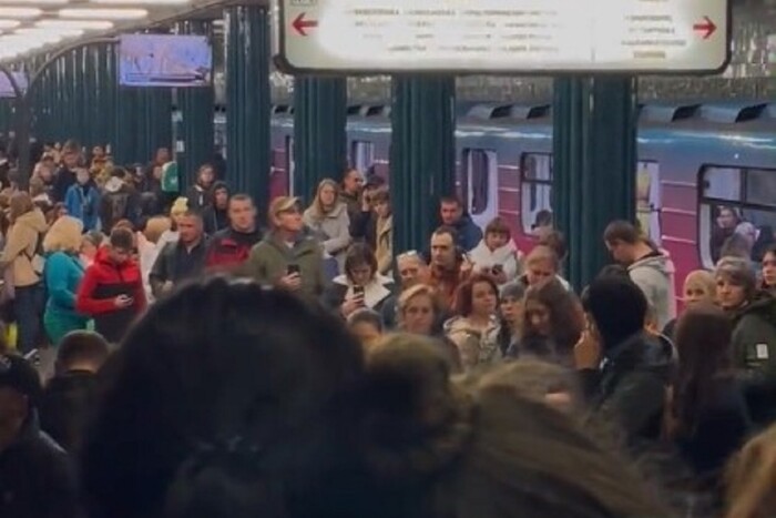Удар по Києву: зворушливе відео з метро