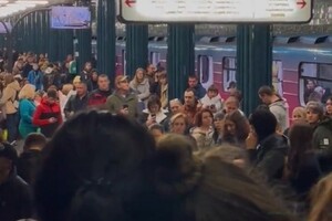 Удар по Києву: зворушливе відео з метро