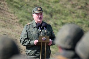 Олександр Лукашенко провів термінову нараду з військовими і силовиками