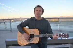 Вакарчук заспівав на «мосту Кличка», по якому вгатили окупанти (відео)