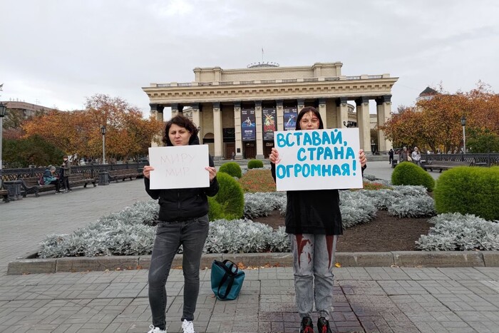 У РФ жінка отримала штраф за плакат «Миру – мир» 