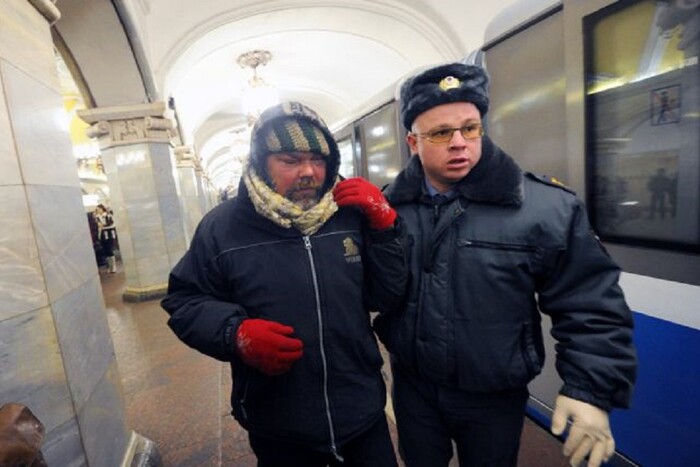 У Москві поліція влаштовує облави на безхатьків: їх відправляють на війну 