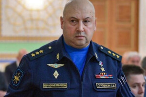 Суровикин стал одним из первых командующих в войне в Украине, имена которых официально назвало минобороны РФ