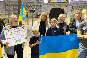 Ірина Федишин з синами на мітингу