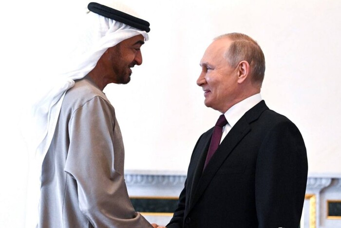 Схопився за стілець і кусав губи. Путін дивно поводився на зустрічі із президентом ОАЕ