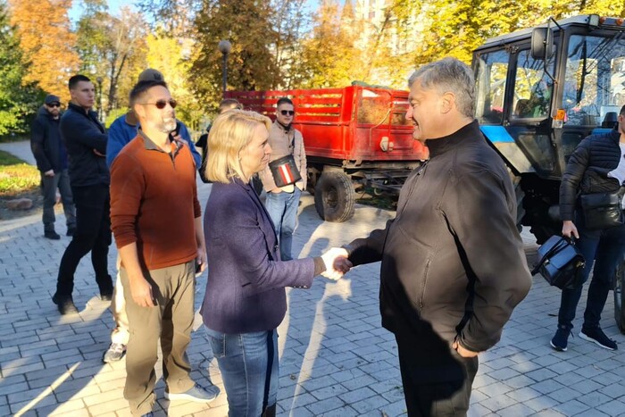 Порошенко зустрівся з послом США у зруйнованому росіянами парку (фото)
