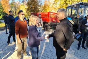 Порошенко зустрівся з послом США у зруйнованому росіянами парку (фото)