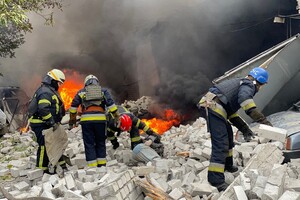 Рятувальники розчищають завали після ракетних ударів з боку росіян