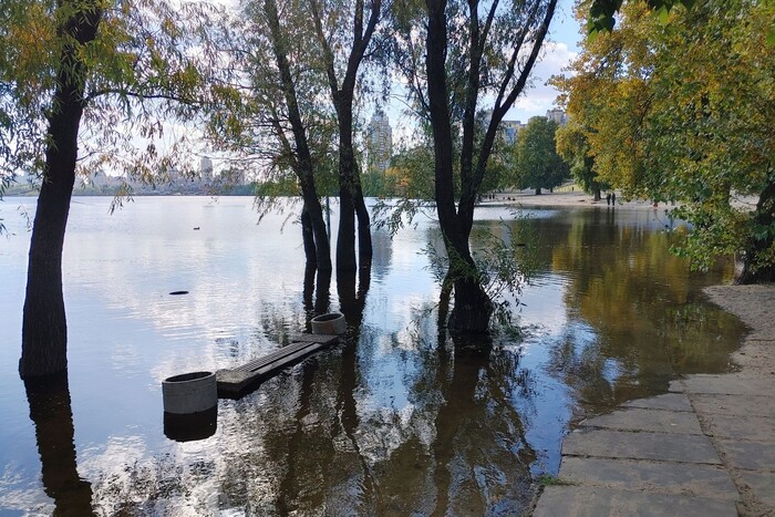 У Києві затопило частину Оболонської набережної (фото)