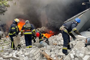 Рятувальники розбирають завали після ракетного удару рашистів, 10 жовтня