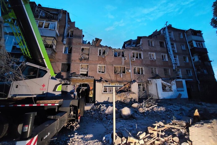Обстріл Миколаєва: з-під завалів врятували дитину, ще сімох людей шукають (фото) 