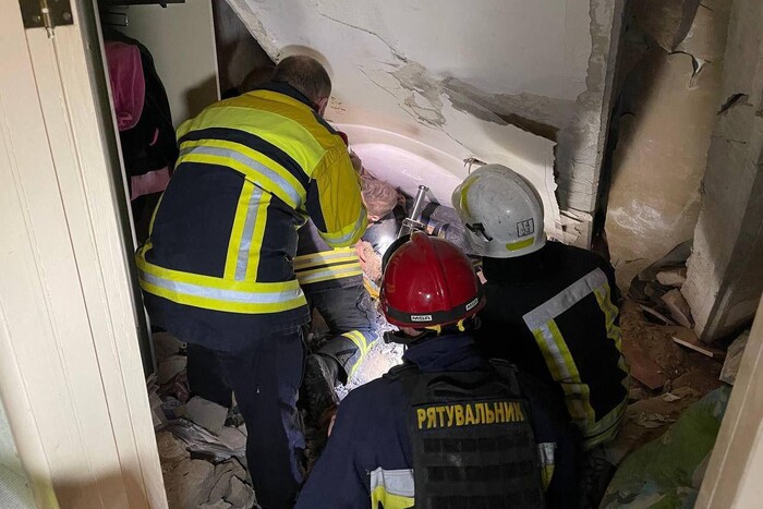 Рятувальники витягли з-під завалів 11-річного хлопчика: кадри порятунку