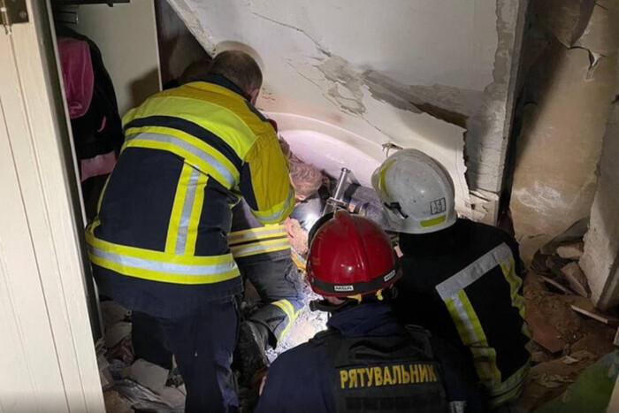 Обстріл Миколаєва. Хлопчик, якого рятувальники витягли з-під завалів, помер у лікарні