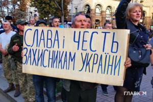 Сьогодні в Україні вшановують захисників та захисниць