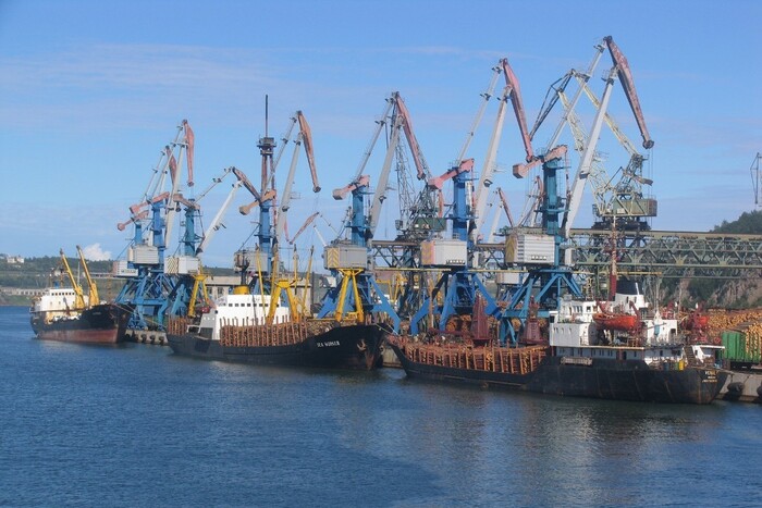 Окупанти у Херсоні змушують іноземні судна піднімати прапор Росії: реакція МЗС