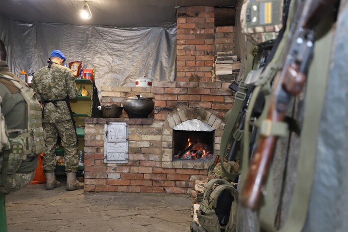 Зеленський показав збудовану вояками в бліндажі піч (фото)