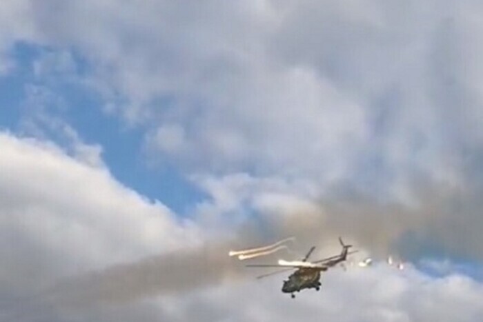 Защитники сбили вражеский вертолет, атаковавший их позиции (видео)