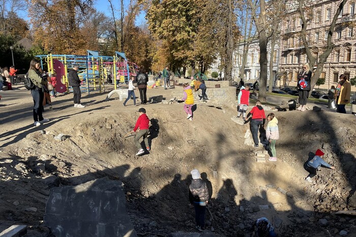 Діти граються у воронці від снаряду. Шокуюче фото з Києва