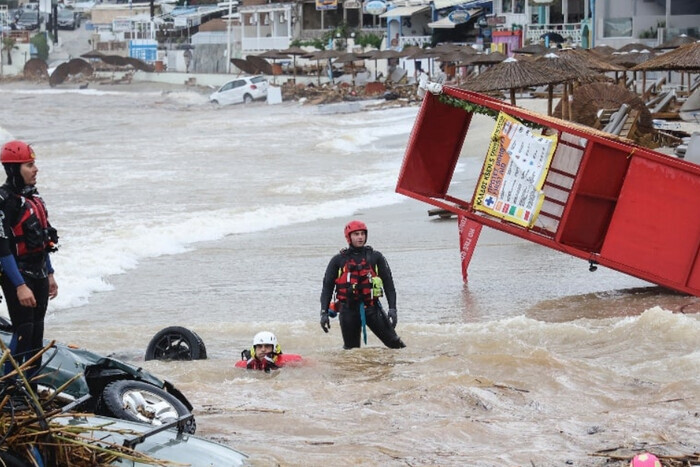 На острове Крит свирепствует наводнение (фото, видео)