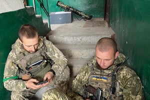 Це фото було зроблене у травні під час бою у селі Шендриголово, де розгорнули зв'язок за лічені хвилини у прихованому місці