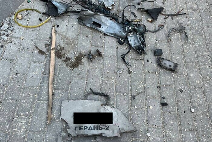 Кличко показав уламок дрона-камікадзе, який сьогодні атакував Київ (фото)