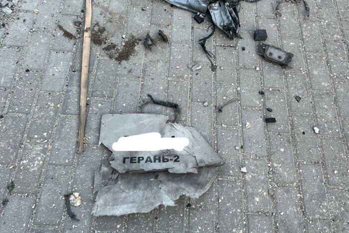 Кличко показал обломок дрона-камикадзе, который сегодня атаковал Киев (фото)