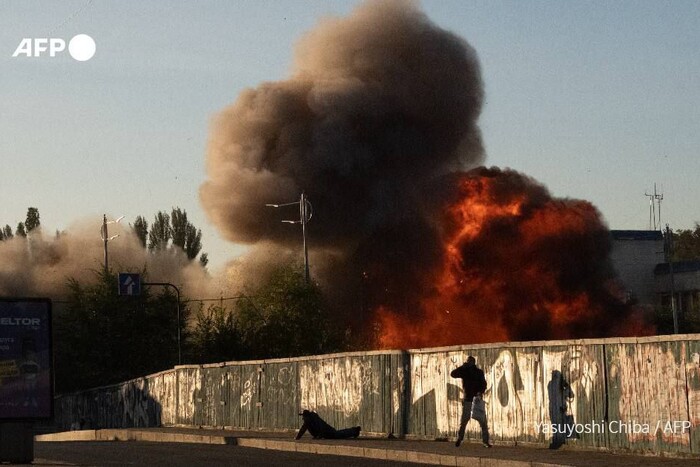 Фотокор AFP зафіксував атаку дронів на Київ з неймовірно близької відстані
