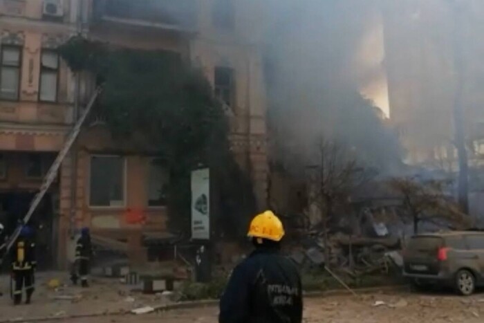 Удар по житловому будинку в Києві: Зеленський показав жахливі наслідки (відео)