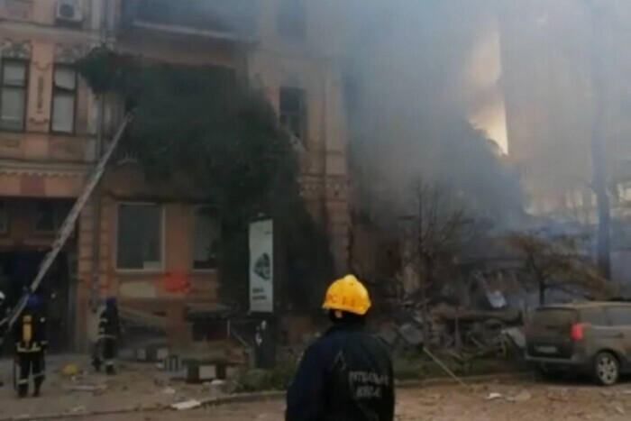Удар по жилому дому в Киеве: Зеленский показал ужасающие последствия (видео)