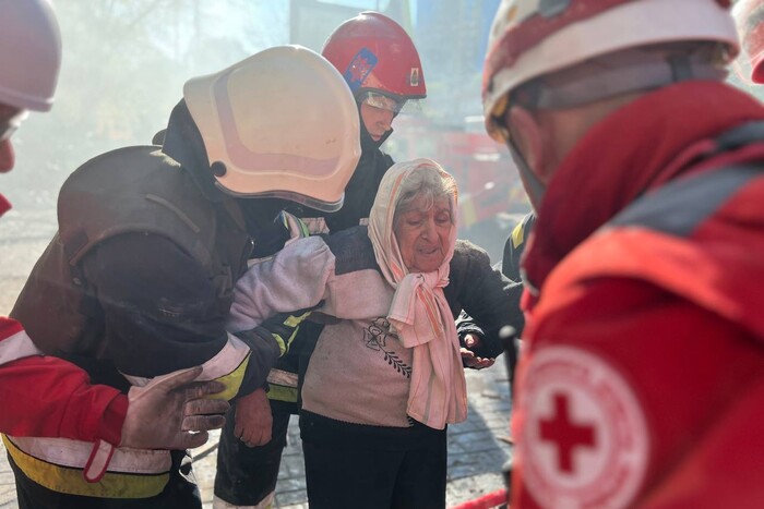 Атака дронами на Київ. Врятовано жінку, рятувальники розбирають завали (фото)
