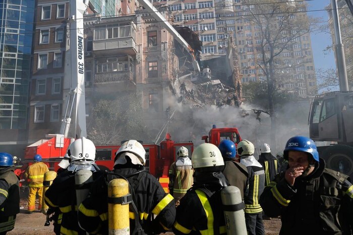 Атака дронів на Київ: рятувальники дістали тіло ще одного загиблого
